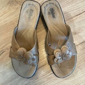 Cobbie Cuddlers woman’s tan leather sandals. Size 6W.